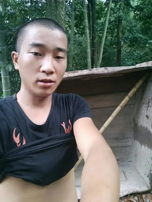 伍神龙保平安的主播照片