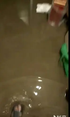 微笑💔掩饰悲伤的主播照片