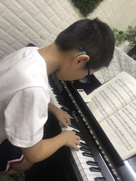 🌻小七（安静唱歌）的图片