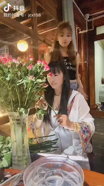 她，一直热情的帮我拍