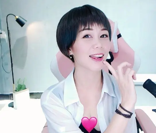 现实✔差距的主播照片
