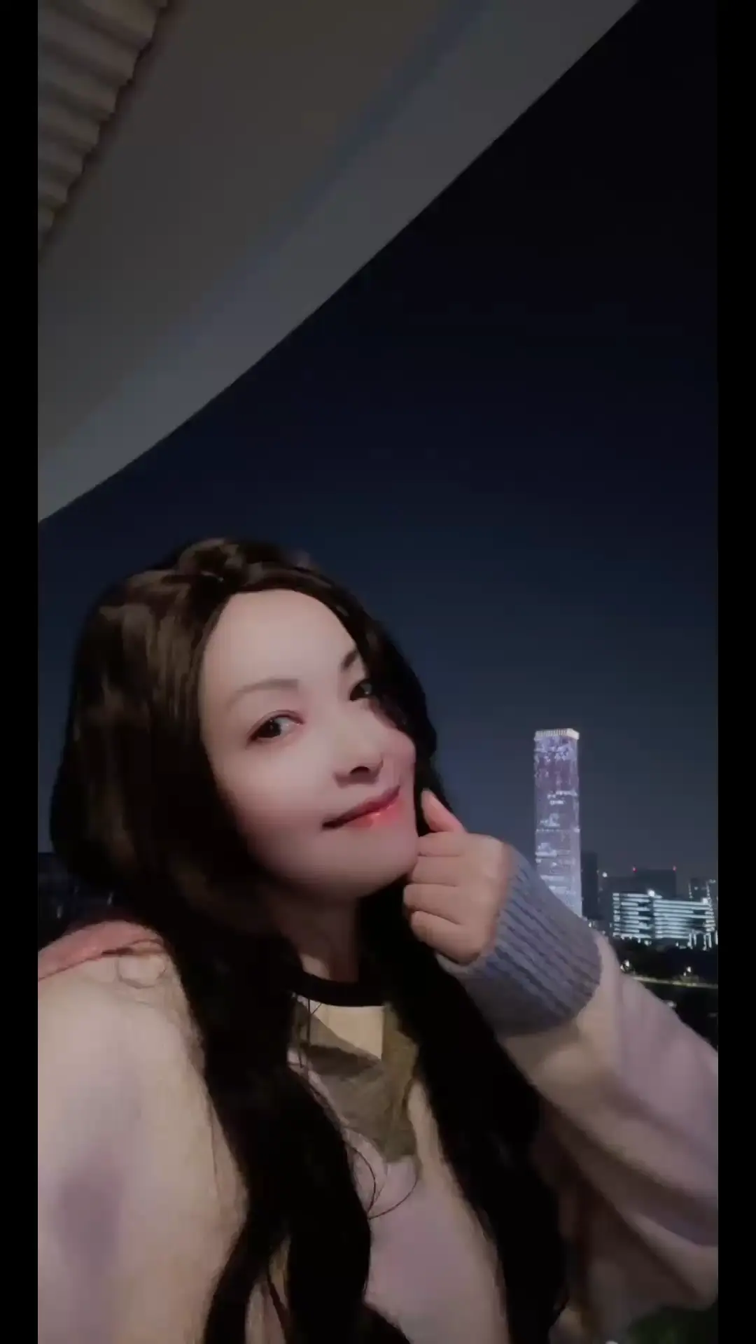 ，
