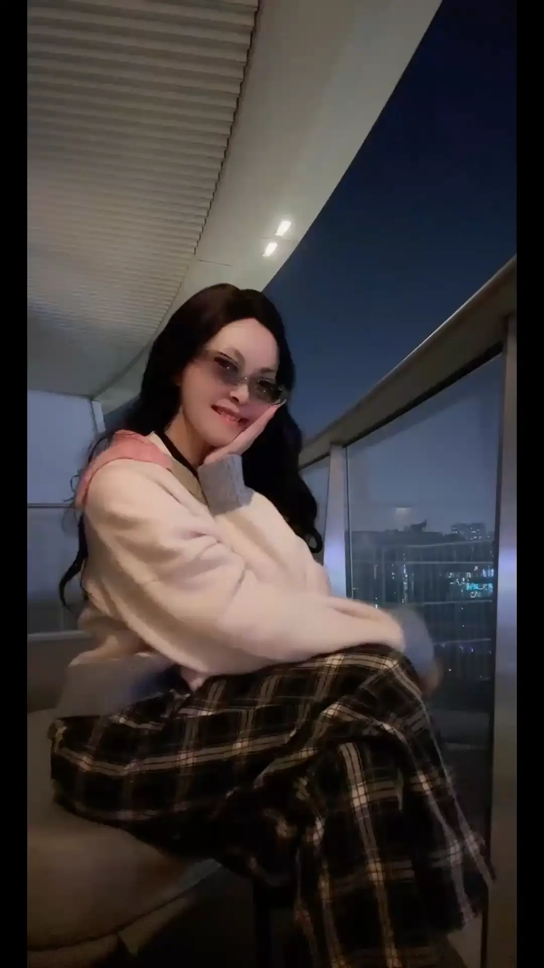 ，