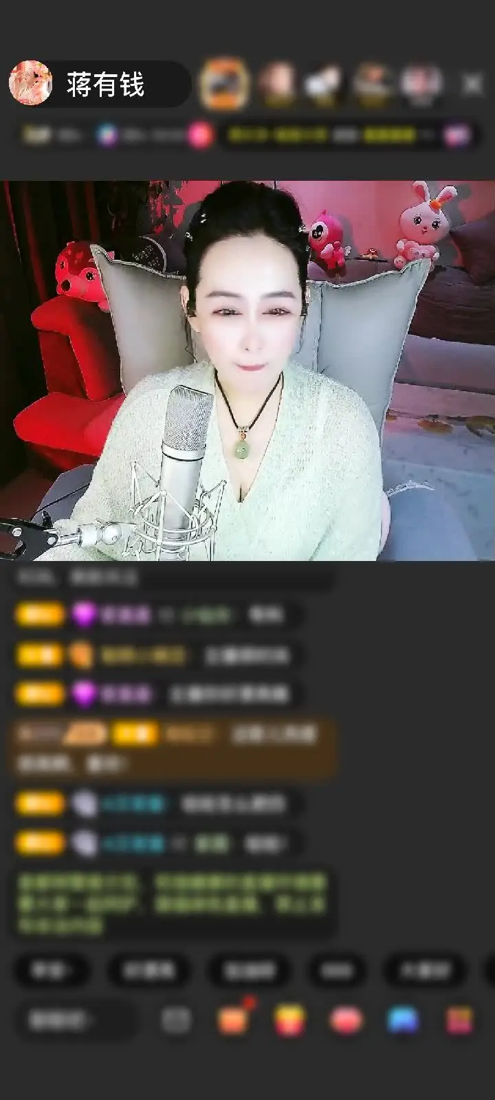 哎呀～刚看到屏幕上闪过的黄金守护，我整个人都愣住了！感觉像是突然被温暖的光抱住，心里软软的暖暖的，谢谢你呀♛走走看看♛，每次都给我这么大的惊喜，真的被你感动到说不出话了～