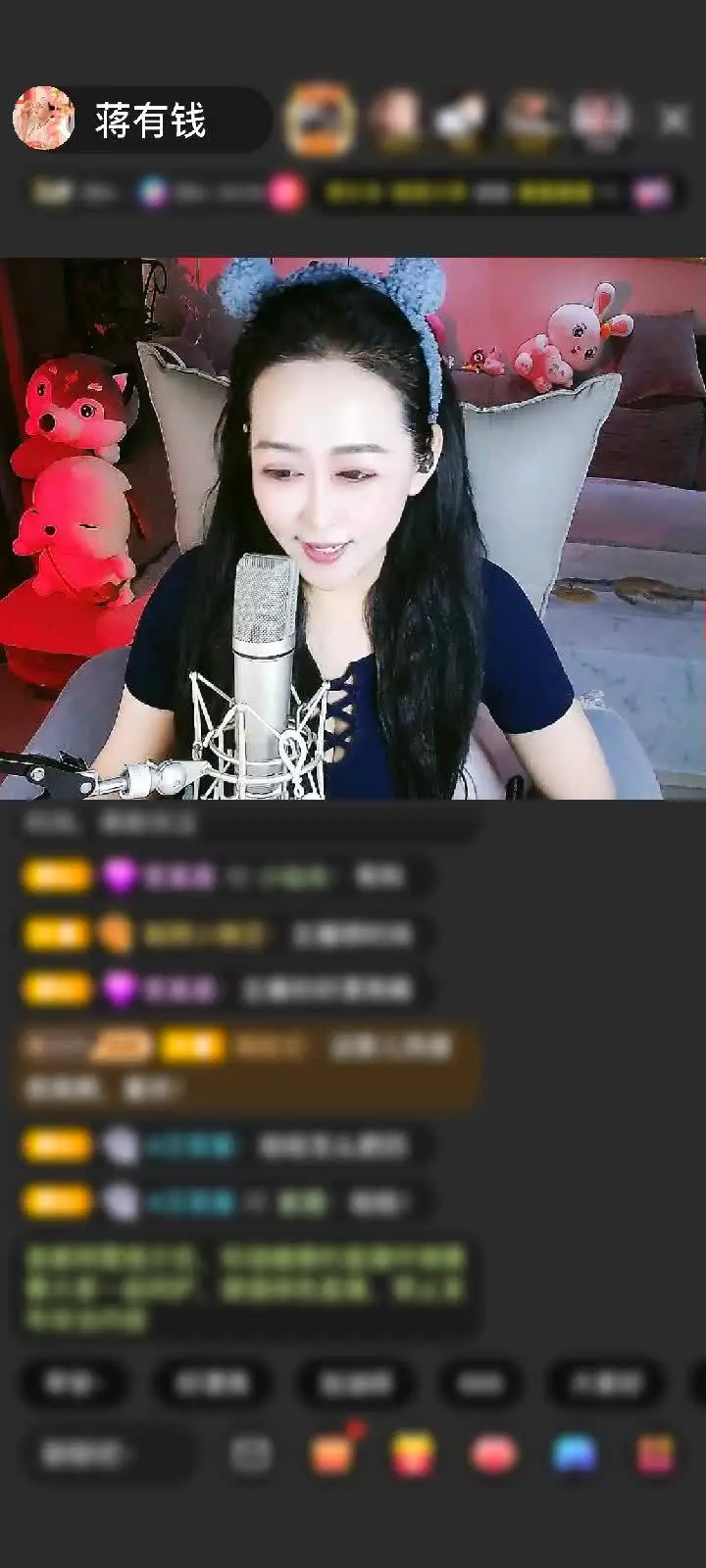 刚才正低头看弹幕呢，突然一声巨响吓得我差点从椅子上弹起来！抬头一看才发现是终生守护送的“狮吼天下”，这礼物简直比闹钟还提神！现在满脑子都是“嗷呜”的回响，感觉自己像是站在山顶被狮子鼓励了，瞬间战斗力爆棚，接下来必须多唱两首歌回报你！