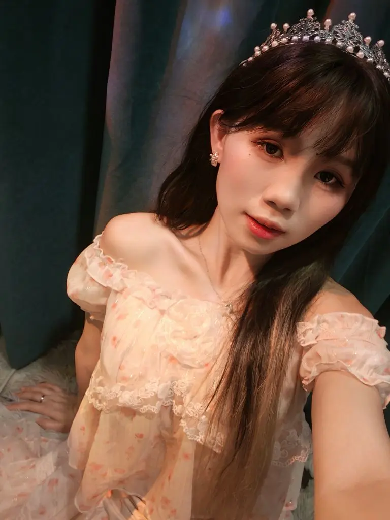 妍宝～超甜辣💋休一主播图片