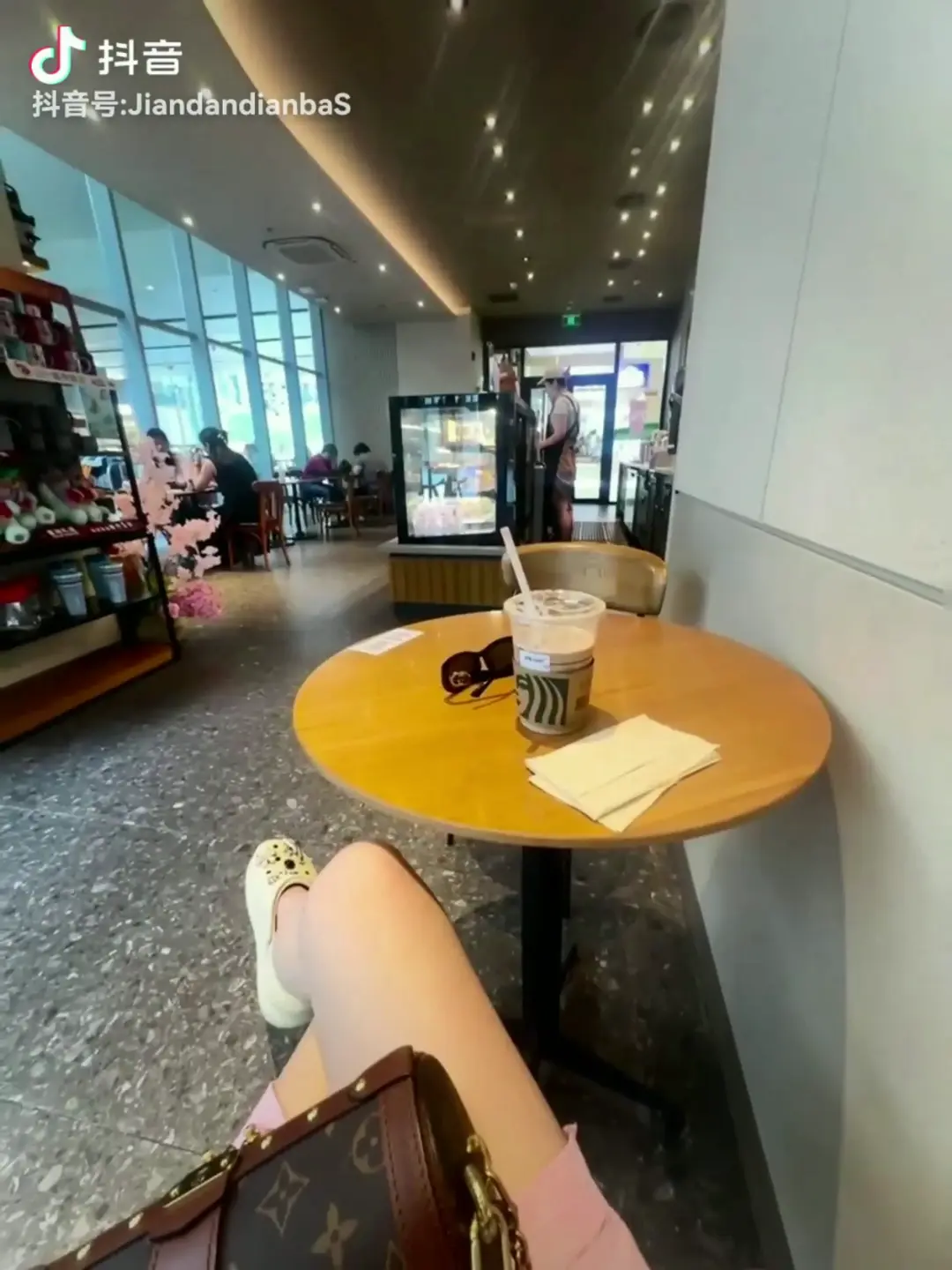 我只爱买衣服，喝咖啡