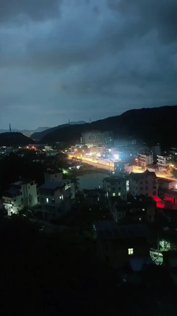 车流的声音，加上蛙鸣