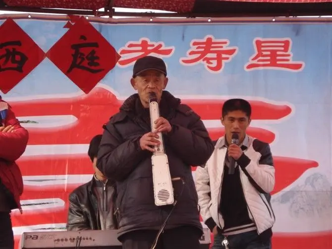 40后电子笛老人的主播照片