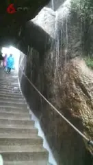 黄山光明顶下来一场大雨困在了一线天